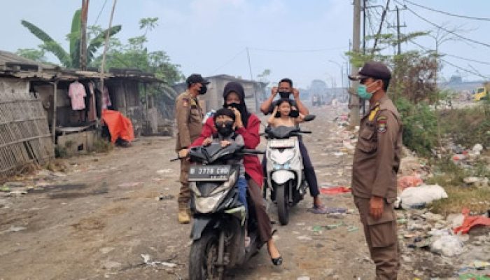 Kebakaran TPA Jatiwaringin, Satpol PP Bagikan Masker