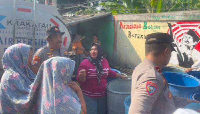 Polres Cilegon Salurkan 13.000 Liter Air Bersih untuk Warga Terdampak Kekeringan