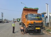 Polsek Kragilan Polres Serang Tertibkan Truk Parkir di Bahu Jalan