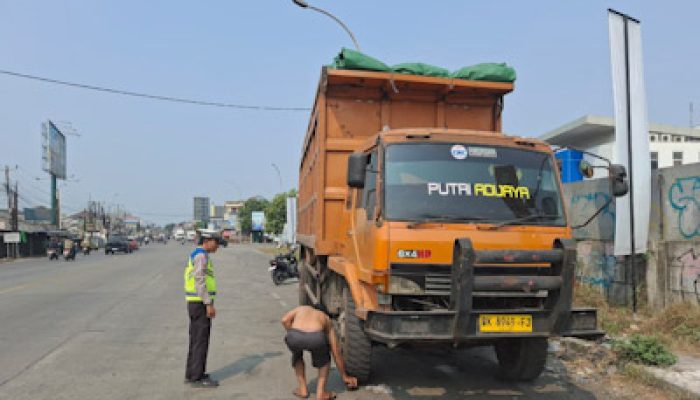 Polsek Kragilan Polres Serang Tertibkan Truk Parkir di Bahu Jalan