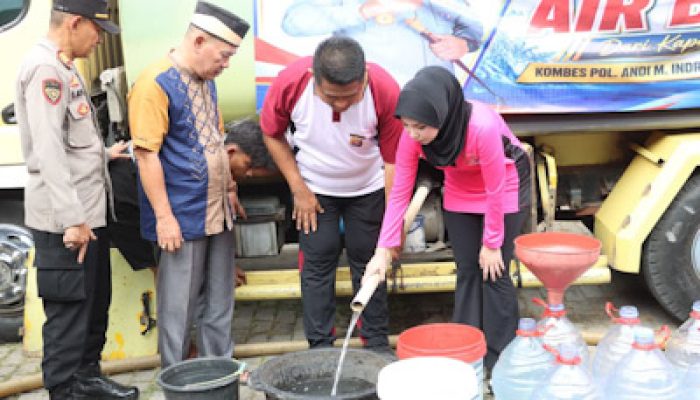 Polresta Tangerang Distribusikan Bantuan Air Bersih ke Warga