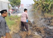 Polres Serang Turun Tangan Padamkan Kebakaran Lahan