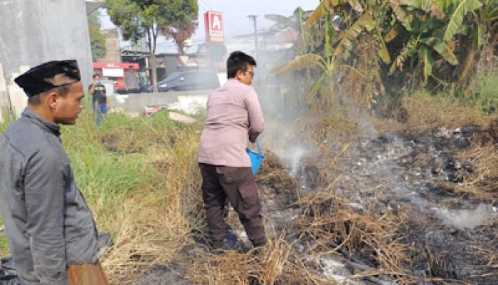 Polres Serang Turun Tangan Padamkan Kebakaran Lahan