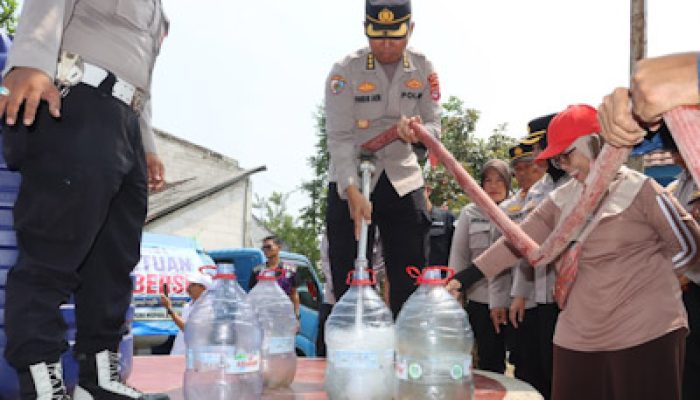 Polresta Tangerang Salurkan Bantuan Air Bersih ke Panongan