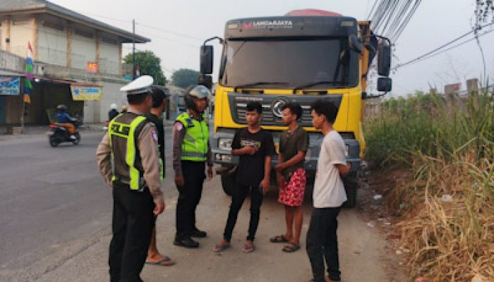 Polsek Pasar Kemis Tertibkan Kendaraan Berat di Bahu Jalan