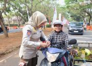 Jelang HUT RI, Satpol PP Kabupaten Tangerang Bagikan Bendera Merah Putih