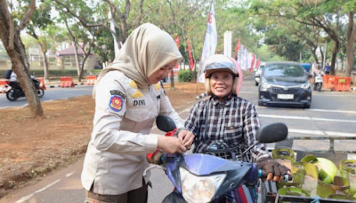 Jelang HUT RI, Satpol PP Kabupaten Tangerang Bagikan Bendera Merah Putih