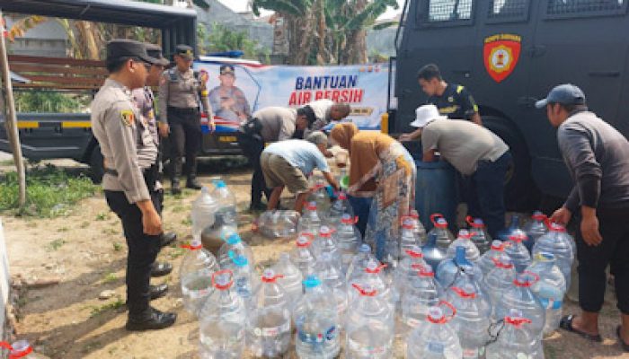 Gunakan Water Canon, Polresta Tangerang Distribusikan Bantuan Air Bersih ke Bantar Panjang