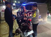 Bensin Habis dan Tak Punya Uang, Warga Minta Bantuan Polisi via 110