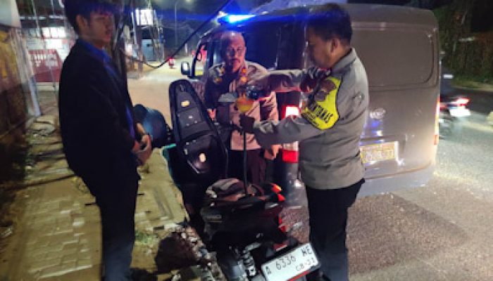Bensin Habis dan Tak Punya Uang, Warga Minta Bantuan Polisi via 110
