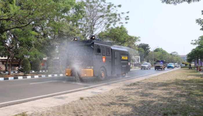 Water Canon Polresta Tangerang Bersihkan Jalan dari Abu Vulkanik
