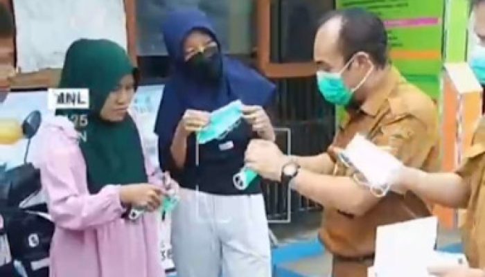 Dampak Erupsi GAK, Dinkes Kabupaten Serang Bagikan Masker