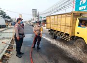 Polsek Pasar Kemis Siram Jalan, Kurangi Dampak Debu Abu Vulkanik