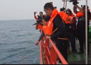 Keluarga Korban Jurnalis Hilang Tabur Bunga di Selat Sunda