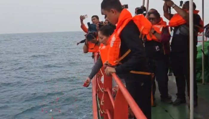 Keluarga Korban Jurnalis Hilang Tabur Bunga di Selat Sunda