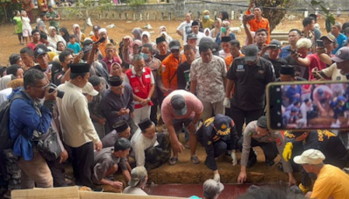 Jenazah Korban Kapal Aruphadatu Diserahkan dan Dimakamkan