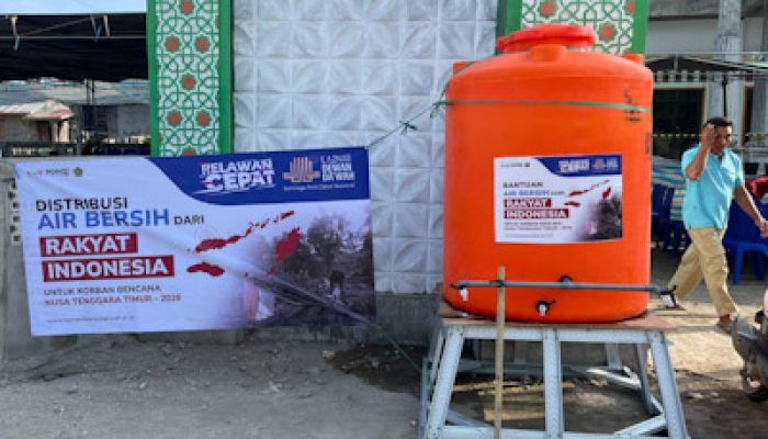 Laznas Dewan Dakwah Salurkan Ribuan Liter Air Bersih untuk Pengungsi Gempa Flores