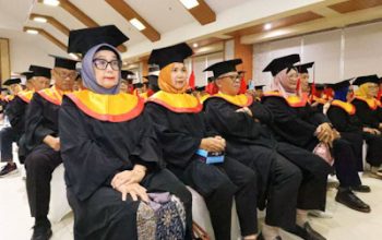 405 Siswa Sekolah Lansia Angkatan Kedua Diwisuda