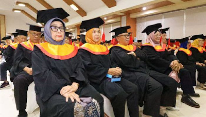 405 Siswa Sekolah Lansia Angkatan Kedua Diwisuda