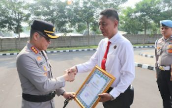 12 Personel Polres Metro Tangerang Kota Terima Penghargaan Kapolda